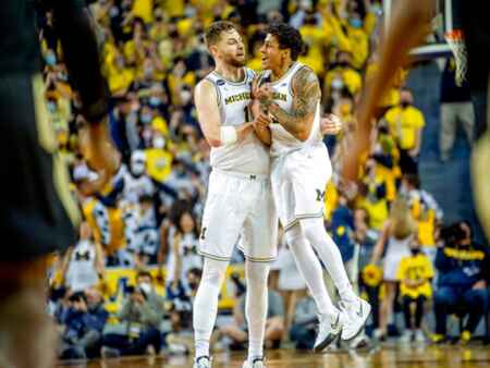 Mercurial Michigan meets red-hot Murray and Hawkeyes