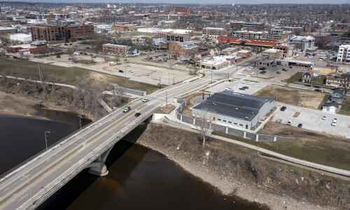 Roller gate on 12th Avenue SE marks Cedar Rapids flood protection ‘milestone’